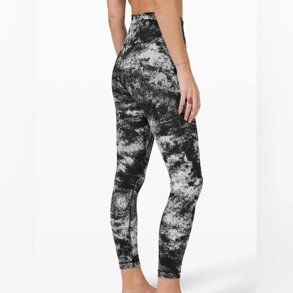 NEW! Lululemon 25” Wunder Under Leggings - Picture 1 of 4